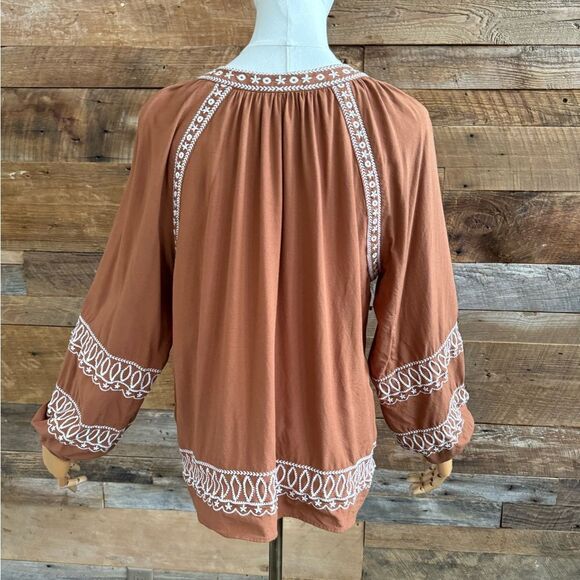 BELLDINI caramel color with off white scalloped trim
Embroidered Peasant Top Lg - Picture 3 of 11